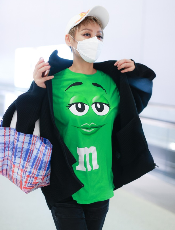 表情包|宁静深夜现身机场，自黑穿同款表情包，手拿编织袋喜感十足