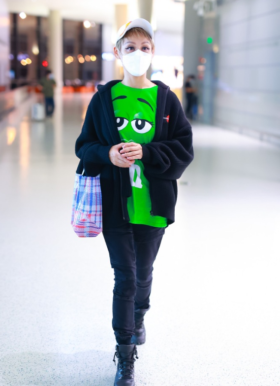 表情包|宁静深夜现身机场，自黑穿同款表情包，手拿编织袋喜感十足