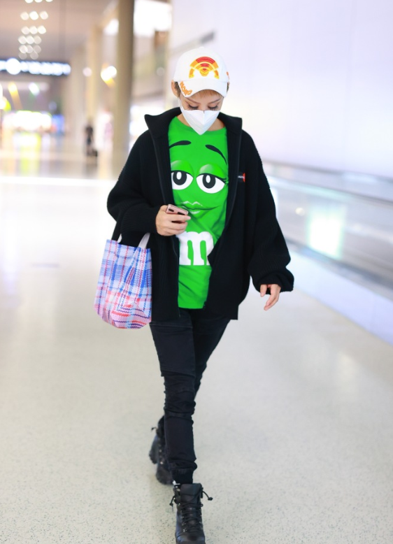 表情包|宁静深夜现身机场，自黑穿同款表情包，手拿编织袋喜感十足