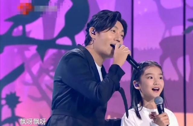 小白船|江苏卫视99晚会秦昊唱改编版《小白船》，“张东升阴影”又来了