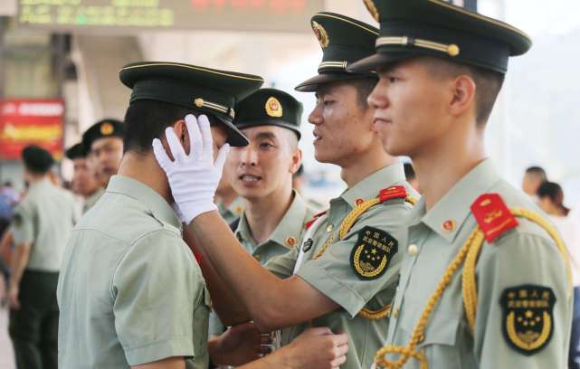 军人退伍时,可以拿走部队里的四件东西,有一件很多人却不想要