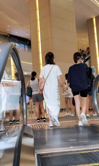 关咏荷|56岁关咏荷素颜照曝光！与14岁女儿同框似姐妹，手拉手逛街无代沟