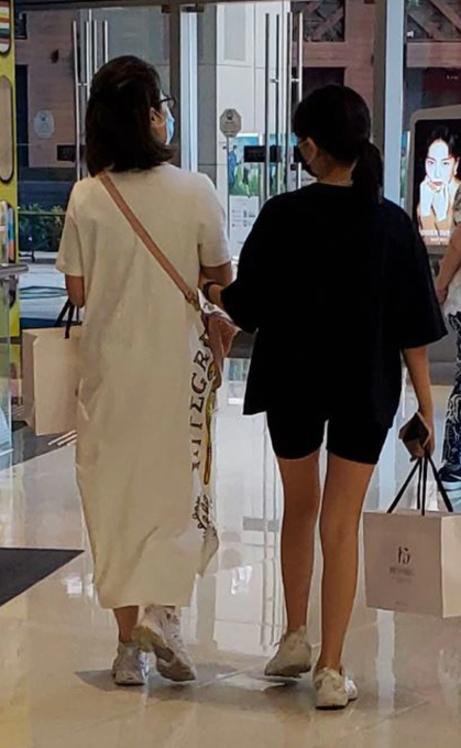 关咏荷|56岁关咏荷素颜照曝光！与14岁女儿同框似姐妹，手拉手逛街无代沟