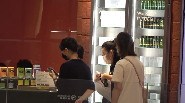 关咏荷|56岁关咏荷素颜照曝光！与14岁女儿同框似姐妹，手拉手逛街无代沟