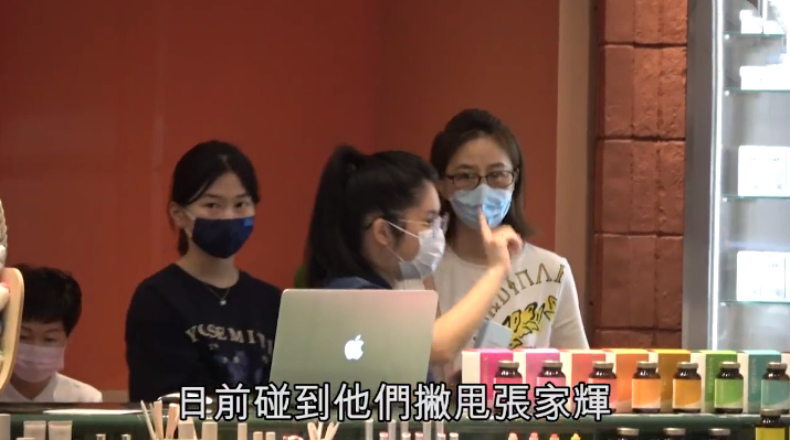 关咏荷|56岁关咏荷素颜照曝光！与14岁女儿同框似姐妹，手拉手逛街无代沟