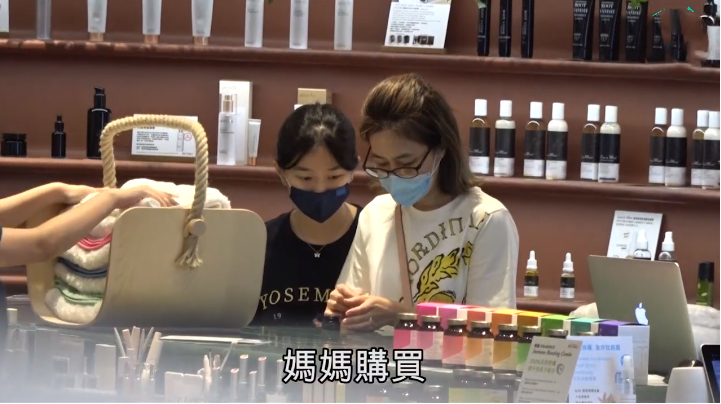关咏荷|56岁关咏荷素颜照曝光！与14岁女儿同框似姐妹，手拉手逛街无代沟