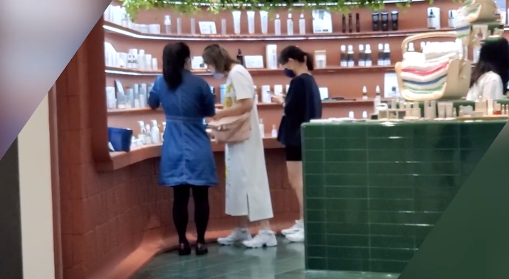 关咏荷|56岁关咏荷素颜照曝光！与14岁女儿同框似姐妹，手拉手逛街无代沟