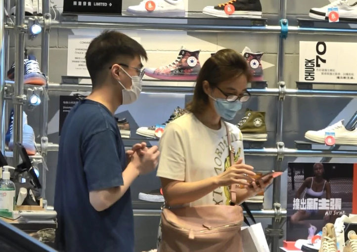 关咏荷|56岁关咏荷素颜照曝光！与14岁女儿同框似姐妹，手拉手逛街无代沟