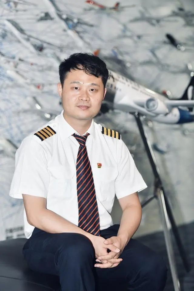 山航机长余镇威:专业和专注是最大的"颜值"
