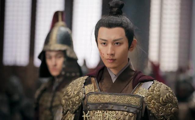 长安诺|又一娱乐圈真实写照？八月男友成毅新剧突定档，海报头被放大两倍