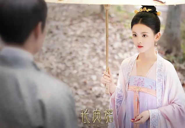 长安诺|又一娱乐圈真实写照？八月男友成毅新剧突定档，海报头被放大两倍