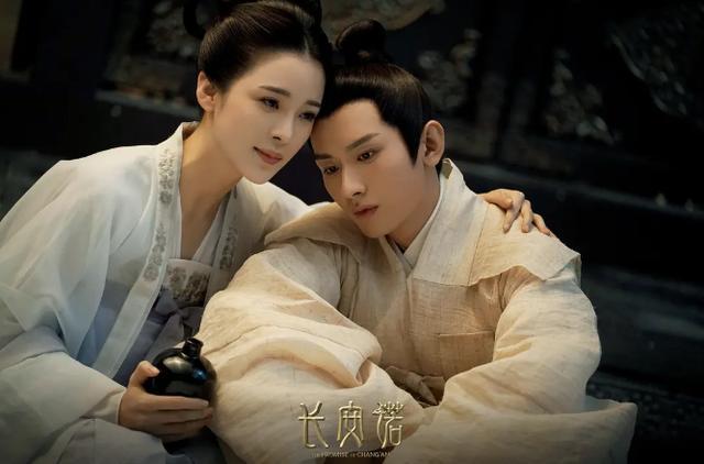 长安诺|又一娱乐圈真实写照？八月男友成毅新剧突定档，海报头被放大两倍