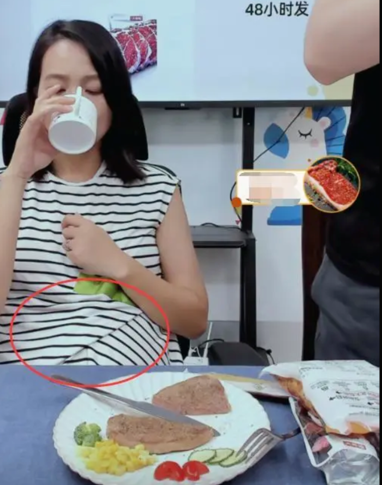 大家也非常清楚地看到了她的孕肚,虽然月份挺大了,可是朱丹的肚子其实