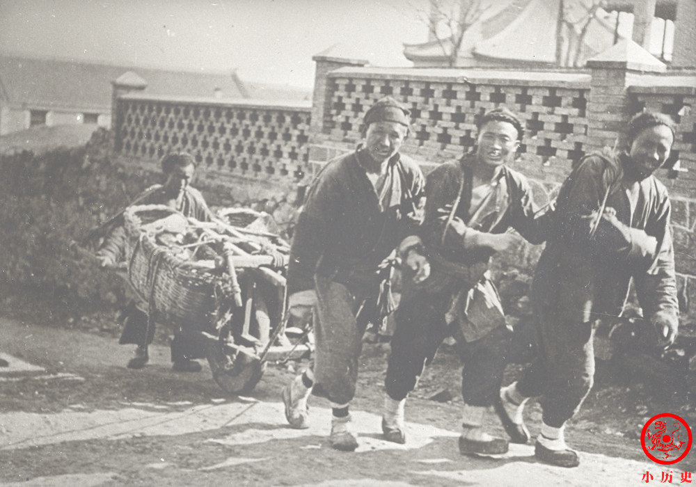 清末老照片北方农民的日常生活蹲在墙根吃饭给手推车装风帆