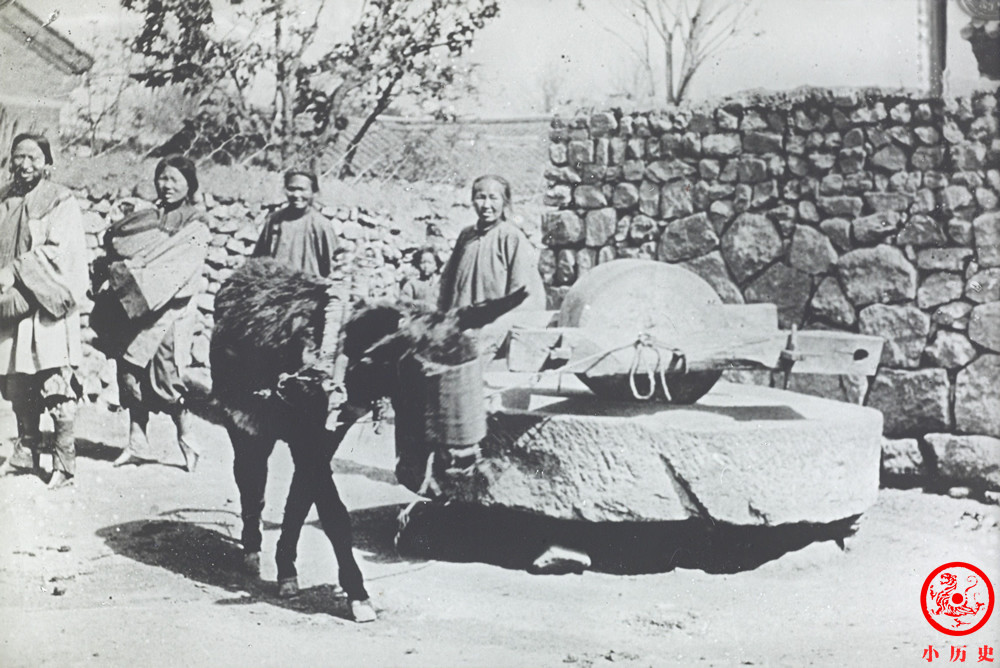 清末老照片北方农民的日常生活蹲在墙根吃饭给手推车装风帆
