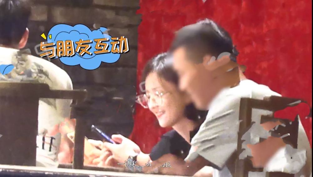 佟丽娅|佟丽娅带儿子聚餐，跟白衣男子开心击掌，让对方拉上窗帘很细心