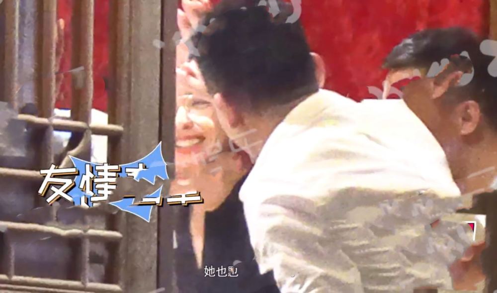 佟丽娅|佟丽娅带儿子聚餐，跟白衣男子开心击掌，让对方拉上窗帘很细心