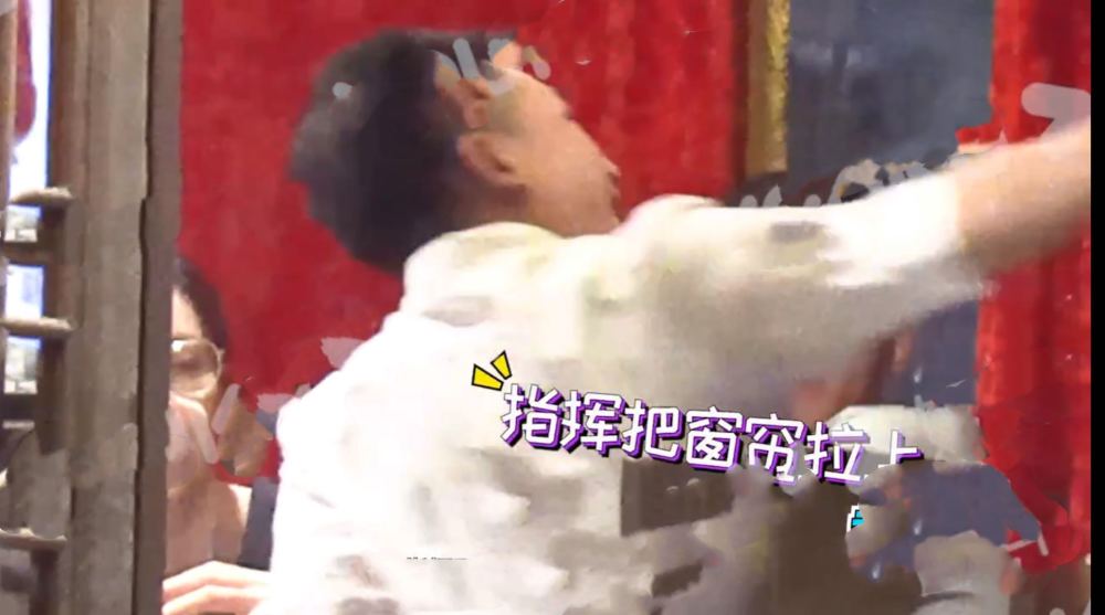 佟丽娅|佟丽娅带儿子聚餐，跟白衣男子开心击掌，让对方拉上窗帘很细心