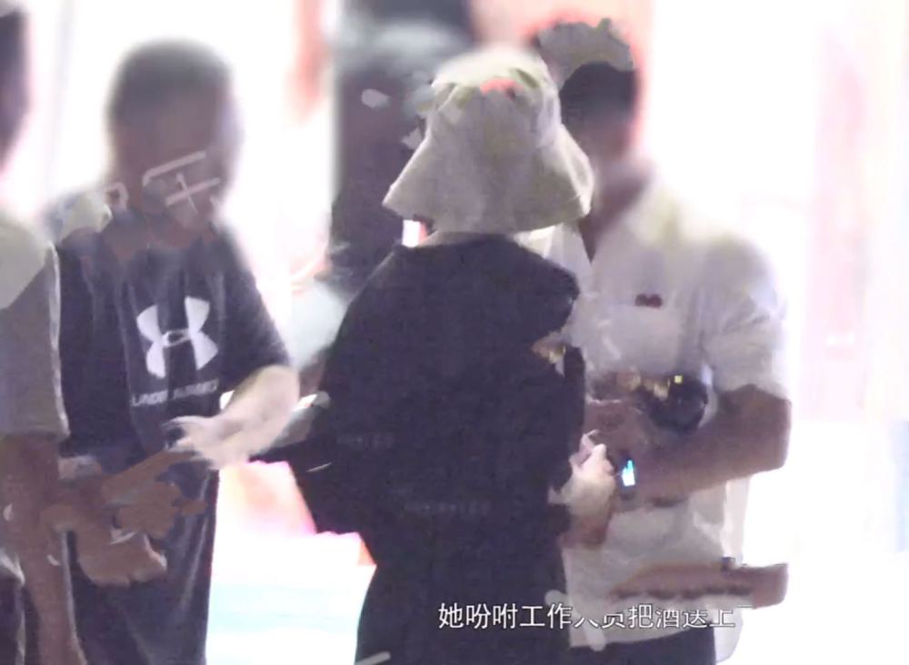 佟丽娅|佟丽娅带儿子聚餐，跟白衣男子开心击掌，让对方拉上窗帘很细心