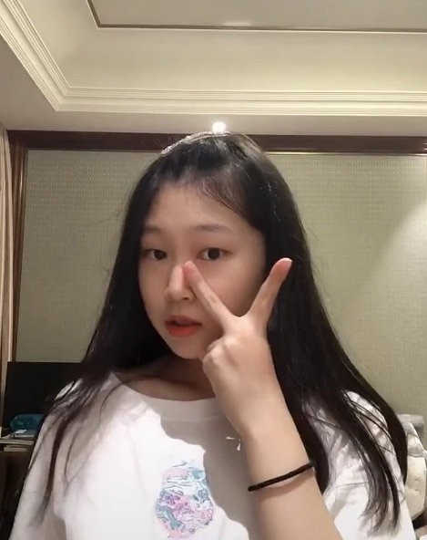 小沈阳|小沈阳女儿沈佳润近照曝光，女大18变比儿时美很多，和爸爸太像