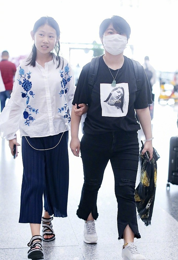 小沈阳|小沈阳女儿沈佳润近照曝光，女大18变比儿时美很多，和爸爸太像