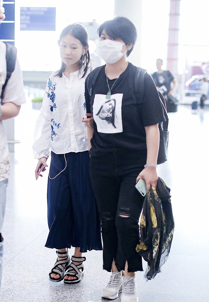 小沈阳|小沈阳女儿沈佳润近照曝光，女大18变比儿时美很多，和爸爸太像