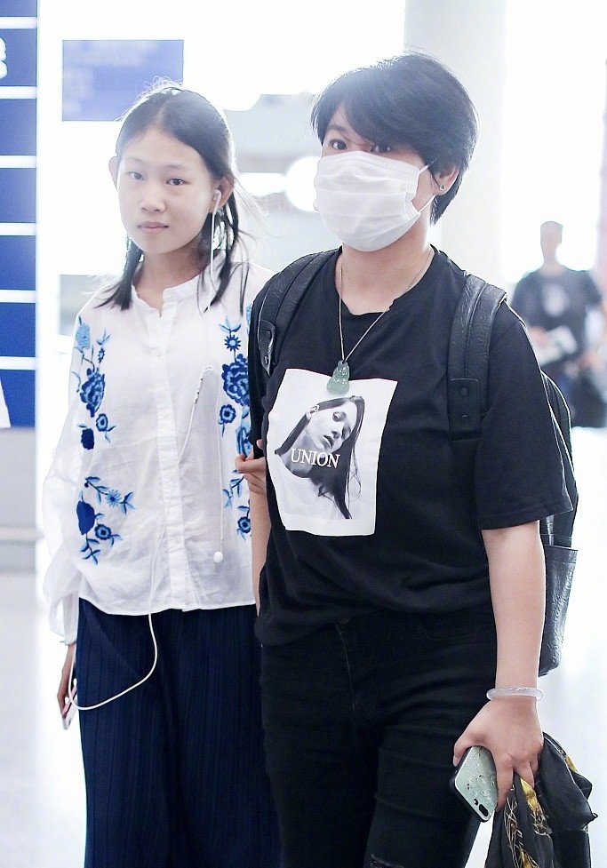 小沈阳|小沈阳女儿沈佳润近照曝光，女大18变比儿时美很多，和爸爸太像