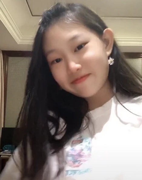 小沈阳|小沈阳女儿沈佳润近照曝光，女大18变比儿时美很多，和爸爸太像