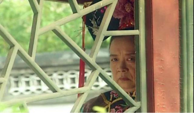 杏仁|教师节灵魂拷问：发现班主任正站在窗外看我，我要不要看回去？