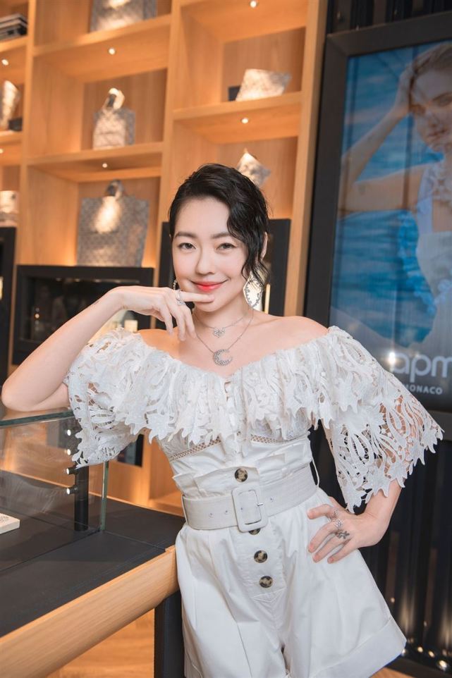 42岁小s瘦回女神穿白色连体短裤秀身材大长腿真让人羡慕