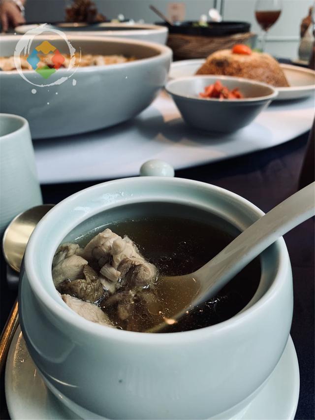 先喝汤再吃肉鸡汤怎么炖更有营养松茸和虫草菇都很霸道