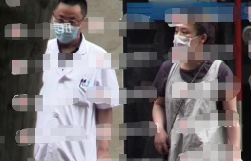 马思纯|马思纯脱口秀大会坐观众席，拍手灿笑像个孩子，脸蛋发福变胖疑药效反应