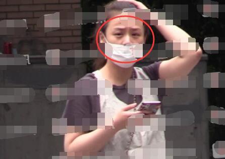 马思纯|马思纯脱口秀大会坐观众席，拍手灿笑像个孩子，脸蛋发福变胖疑药效反应