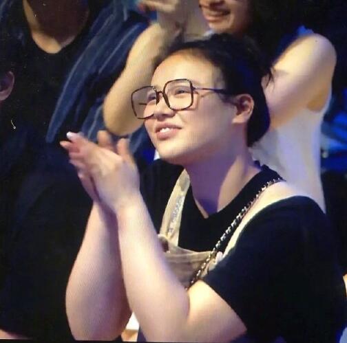 马思纯|马思纯脱口秀大会坐观众席，拍手灿笑像个孩子，脸蛋发福变胖疑药效反应