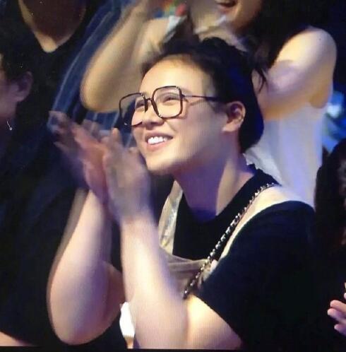 马思纯|马思纯脱口秀大会坐观众席，拍手灿笑像个孩子，脸蛋发福变胖疑药效反应