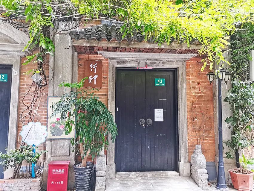 从山阴路69弄进去,右边看到的其实是四达里,左边才叫恒丰里.
