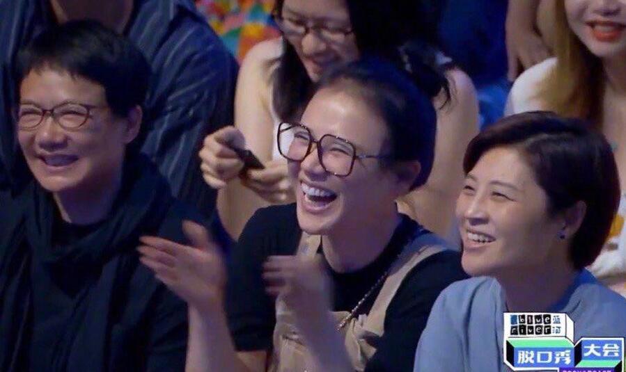 马思纯|马思纯脱口秀大会坐观众席，拍手灿笑像个孩子，脸蛋发福变胖疑药效反应