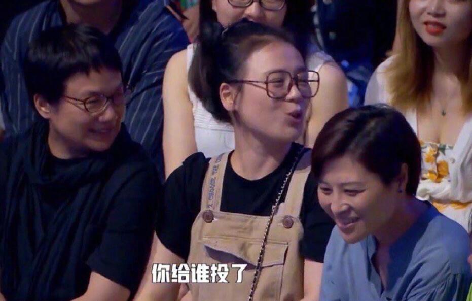 马思纯|马思纯脱口秀大会坐观众席，拍手灿笑像个孩子，脸蛋发福变胖疑药效反应