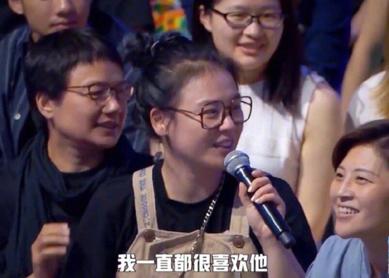 马思纯|马思纯脱口秀大会坐观众席，拍手灿笑像个孩子，脸蛋发福变胖疑药效反应