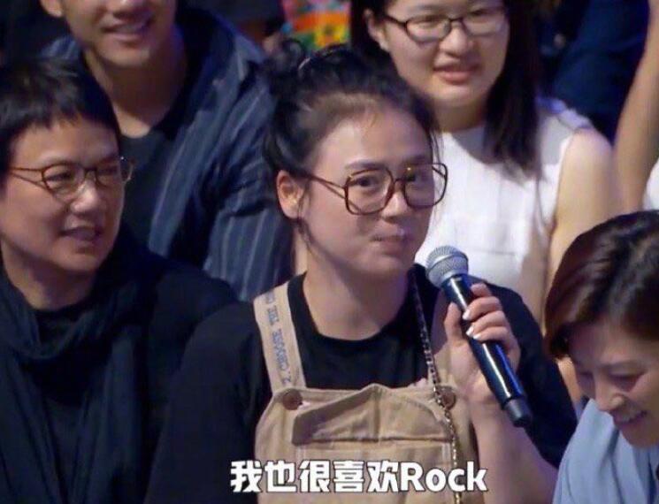 马思纯|马思纯脱口秀大会坐观众席，拍手灿笑像个孩子，脸蛋发福变胖疑药效反应