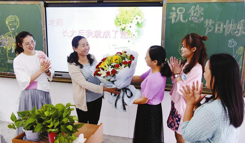 汉中从教30年老师获献花10余名学生成老师