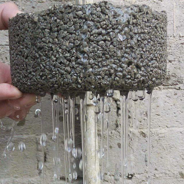 透水混凝土由粗骨料表面包覆一薄层水泥浆相互粘结而形成孔穴均匀分布