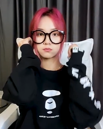 刀小刀"学生照"被曝光,脸型娇小皮肤白,这颜值丝毫