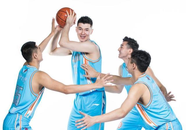新疆男篮平均年龄不到23岁，这场青春风暴很精彩！