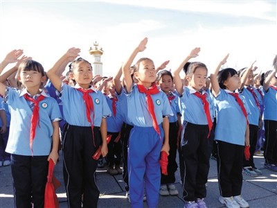 乌拉特中旗蒙古族学校升国旗，唱国歌
