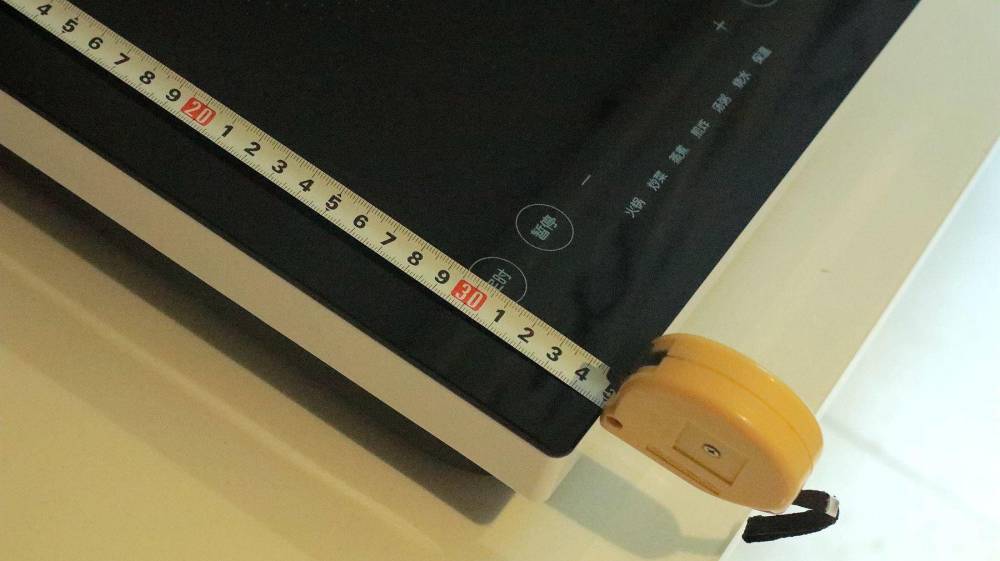 电磁炉厚度是6厘米,长35厘米,宽28厘米,体积适中,平时厨房里有个宽一