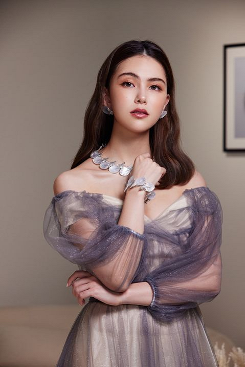 昆凌参加活动周杰伦探班,在人群中偷拍老婆,网友:又是一把狗粮