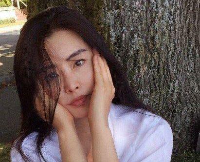 王祖贤|53岁王祖贤罕曝背影照，身旁男子背影似齐秦，多年来仍念念不忘