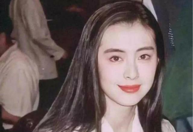 王祖贤|53岁王祖贤罕曝背影照，身旁男子背影似齐秦，多年来仍念念不忘