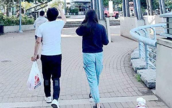 王祖贤|53岁王祖贤罕曝背影照，身旁男子背影似齐秦，多年来仍念念不忘